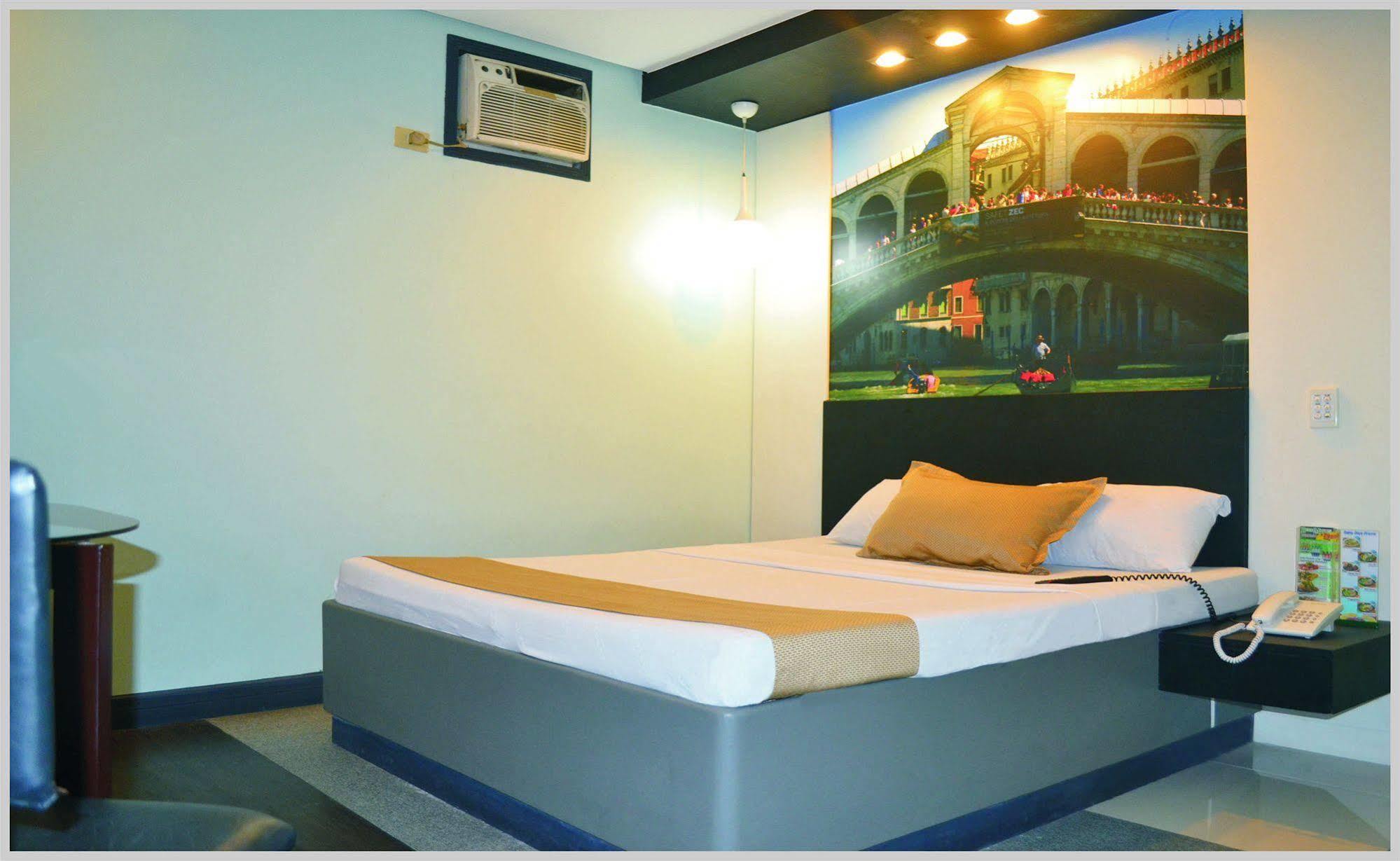 Hotel Dreamworld Araneta Cubao Exterior foto